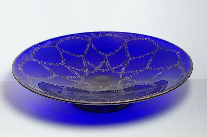 Velká kobaltově modrá mísa s jemným stříbrným dekorem