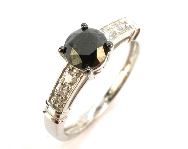 Zlatý prsten s černým diamantem a brilianty
