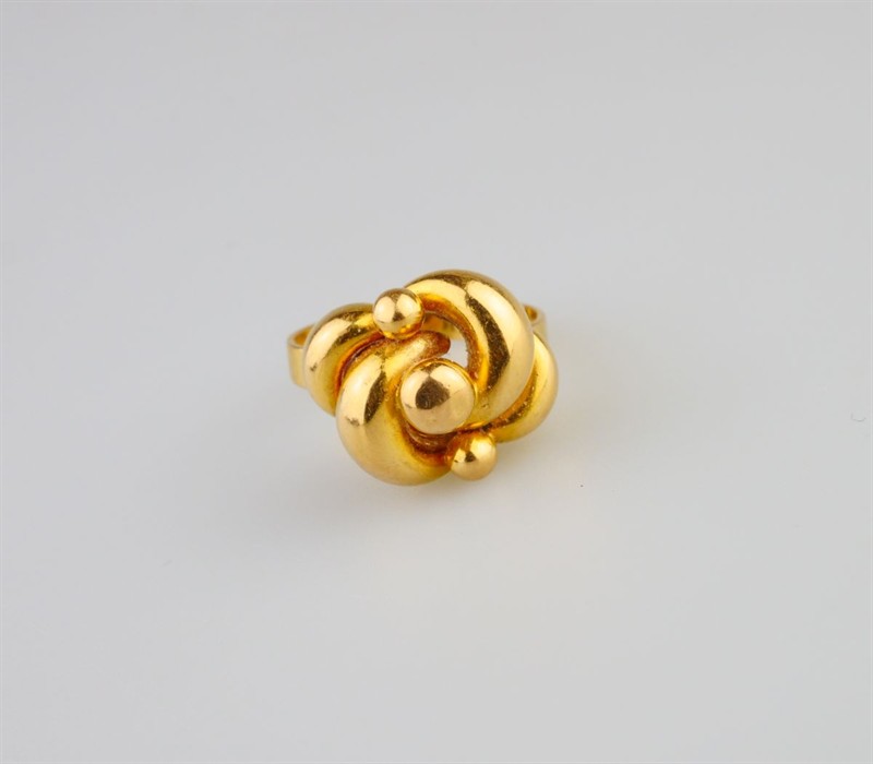 Zlatý dámský prsten