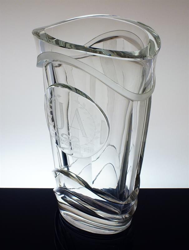 Masivní fazetově broušená váza, rytina vlastenecký motiv