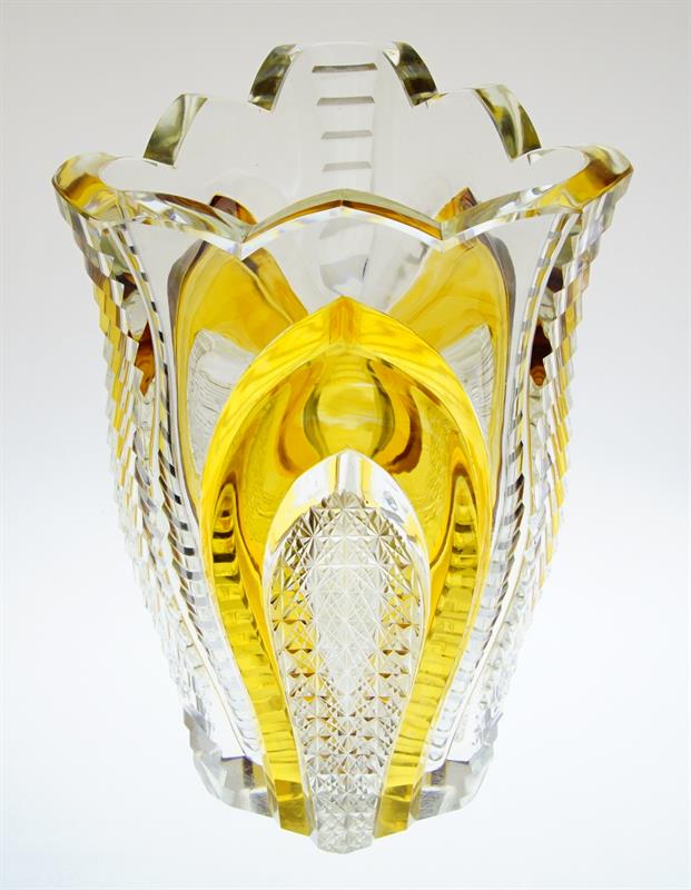 Solitérní bohatě broušená váza ve výrazném stylu ART - DECO