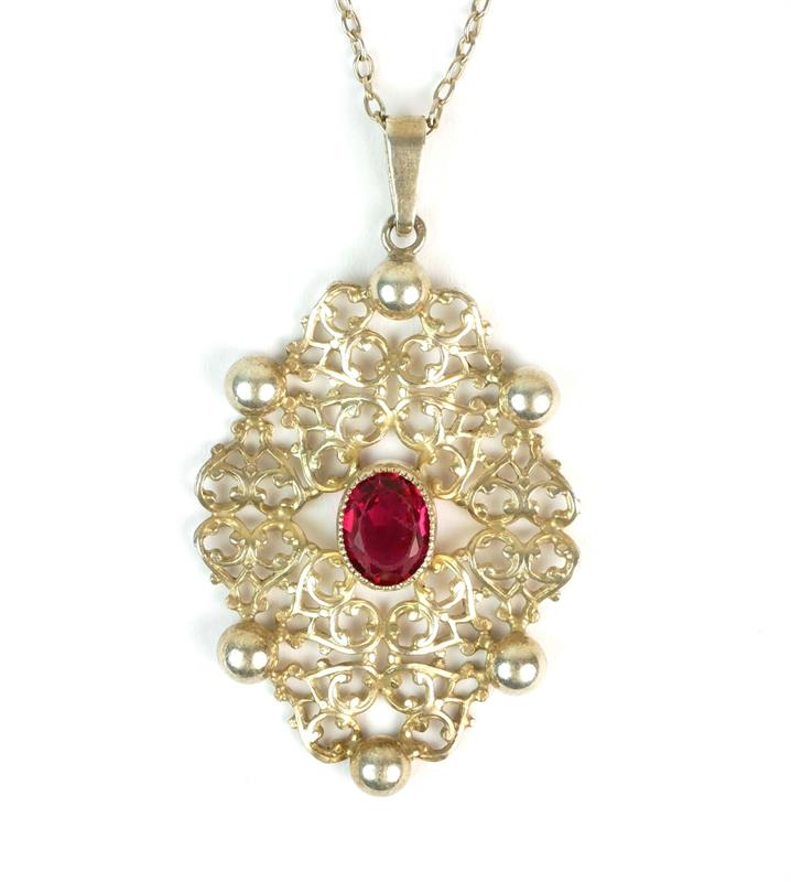 Stříbrný náhrdelník s červeným kamenem