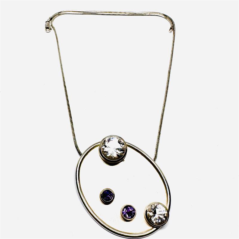 Moderní stříbrný náhrdelník s ametysty a horským křišťlem