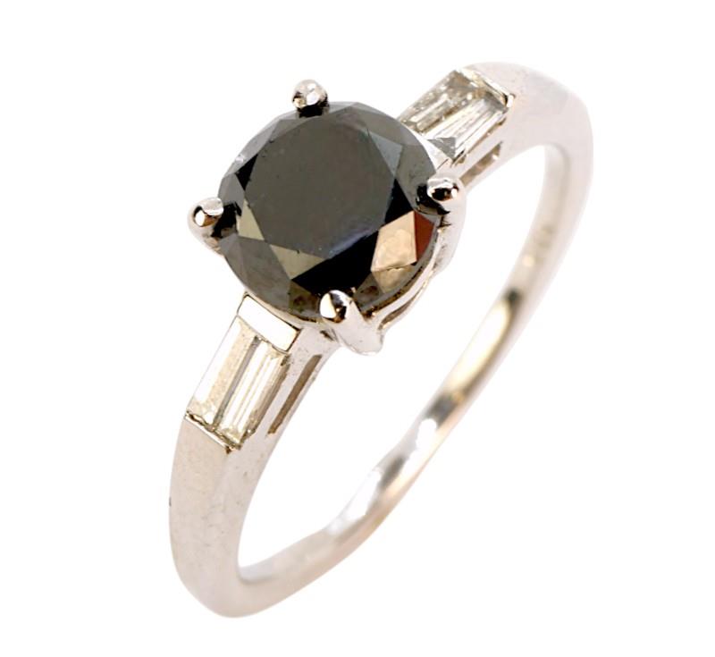 Tlatý prsten s černým diamantem