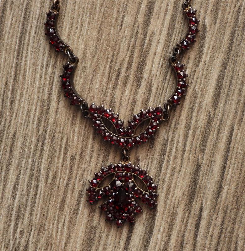 Secesní granátový koliér.