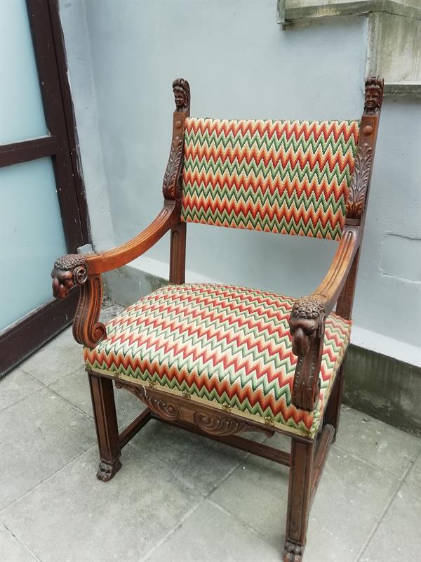 Vyřezávané křeslo