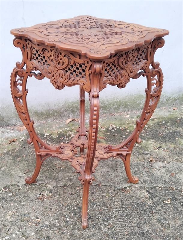 Vyřezávaný stolek