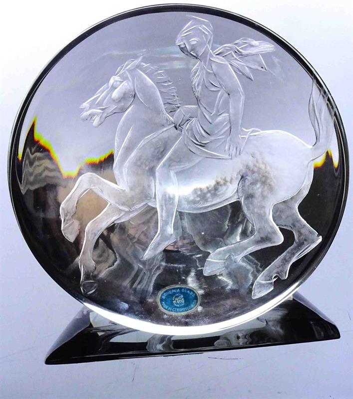 skleněná rytina s jezdcem na koni