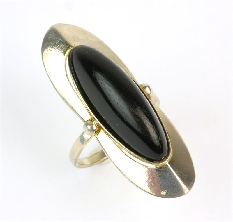 Stříbrný prsten s onyxem