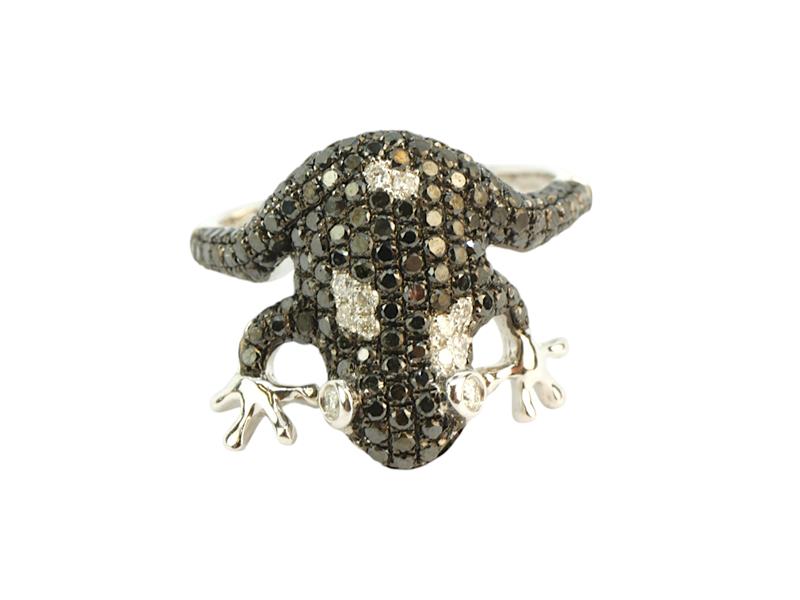 Zlatý prsten s bílými a černými diamanty ve tvaru žáby