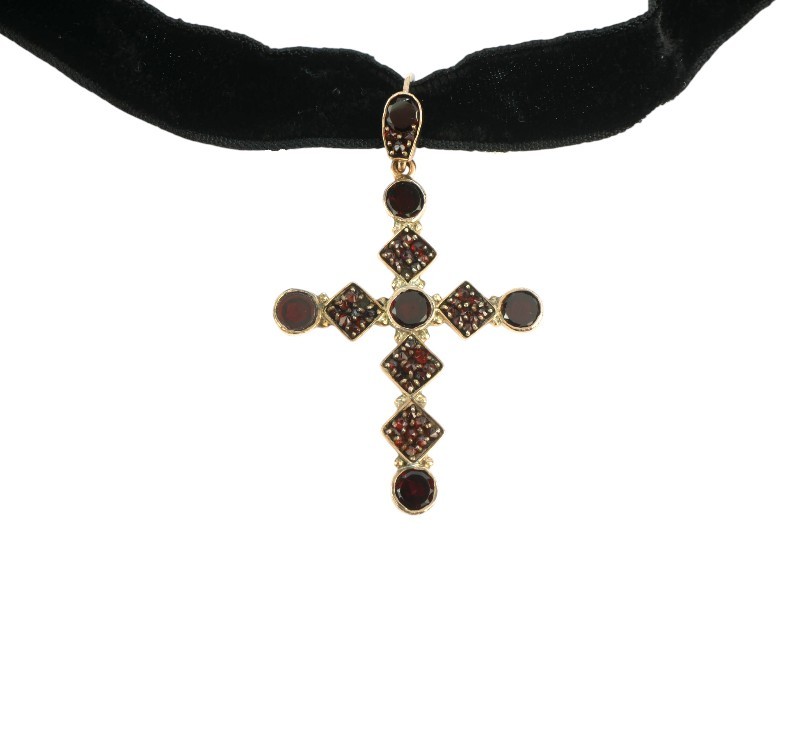 Granátový křížek na stužce