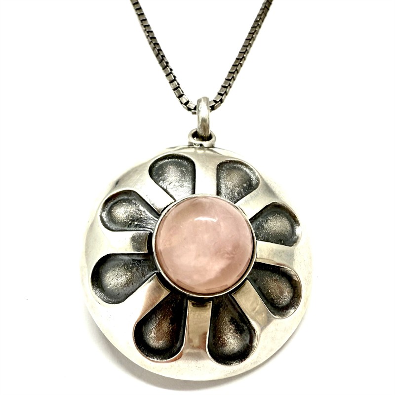 Stříbrný náhrdelník s designovým závěsem a růženínem