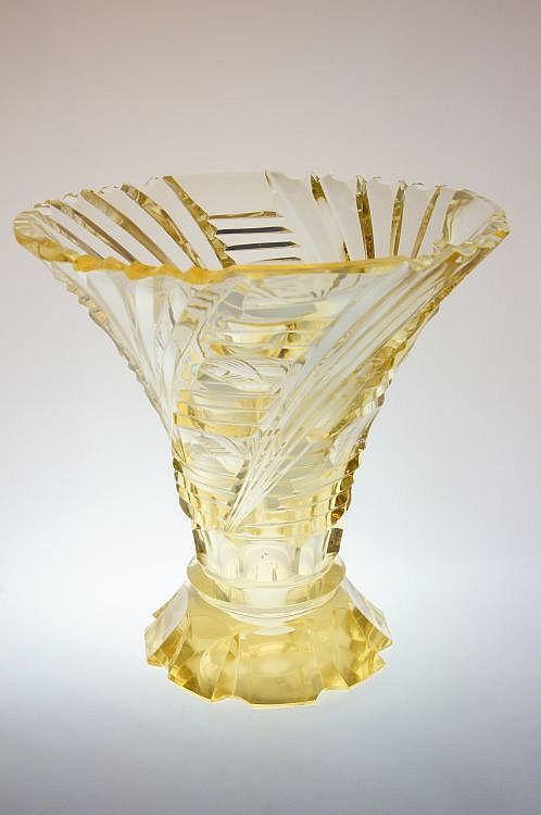 Váza ART - DECO na patce z citrínového skla, mistrovská sklářská práce