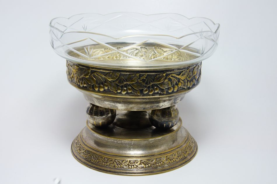 Mosazný nástolec se skleněnou broušenou mísou