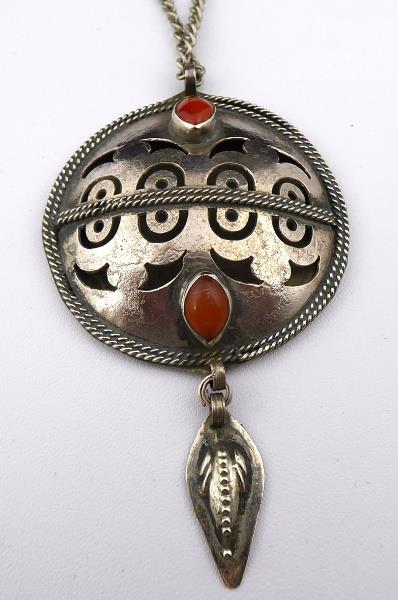 Kulatý přívěsek s karneoly a řetízkem