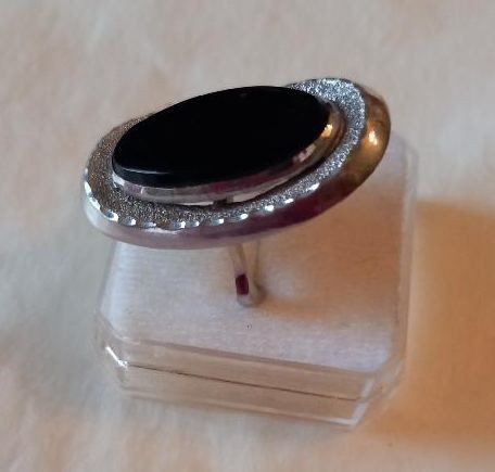 Prsten s velkým oválným onyxem, stříbro