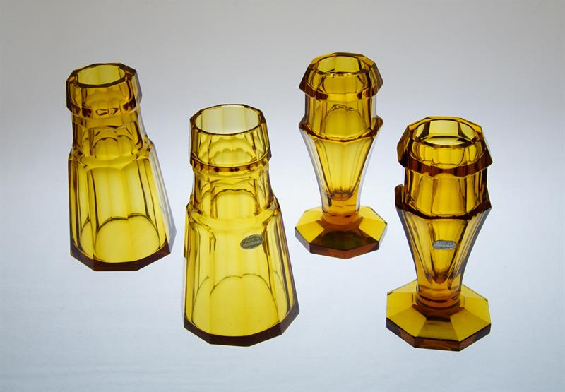 Dva páry broušených kubistických váziček z ambrového skla