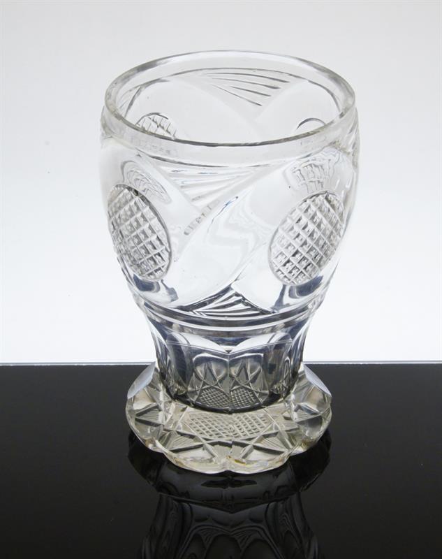 Bohatě broušená sklenice z období Biedermeieru