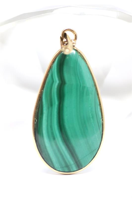 Zlatý přívěsek s malachitem