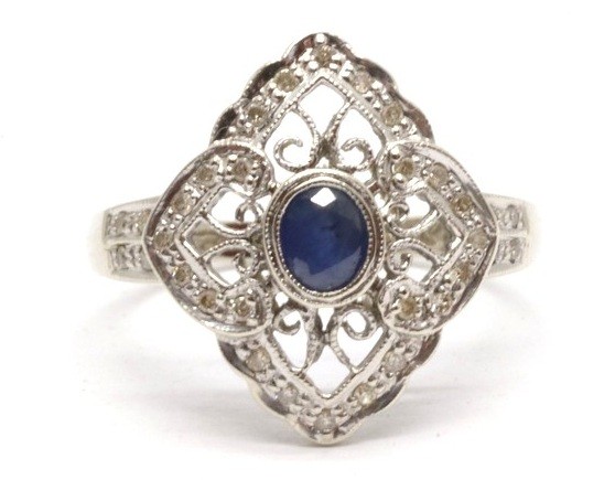 Zlatý prsten s diamanty a safírem