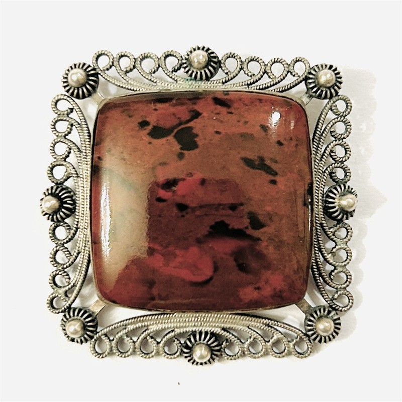 Stříbrná starožitná brož s jaspisem