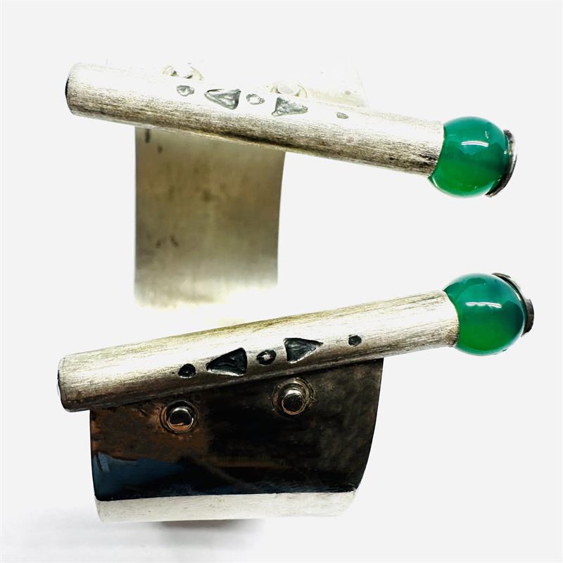 Originální stříbrný kruhový náramek s chrysoprasy