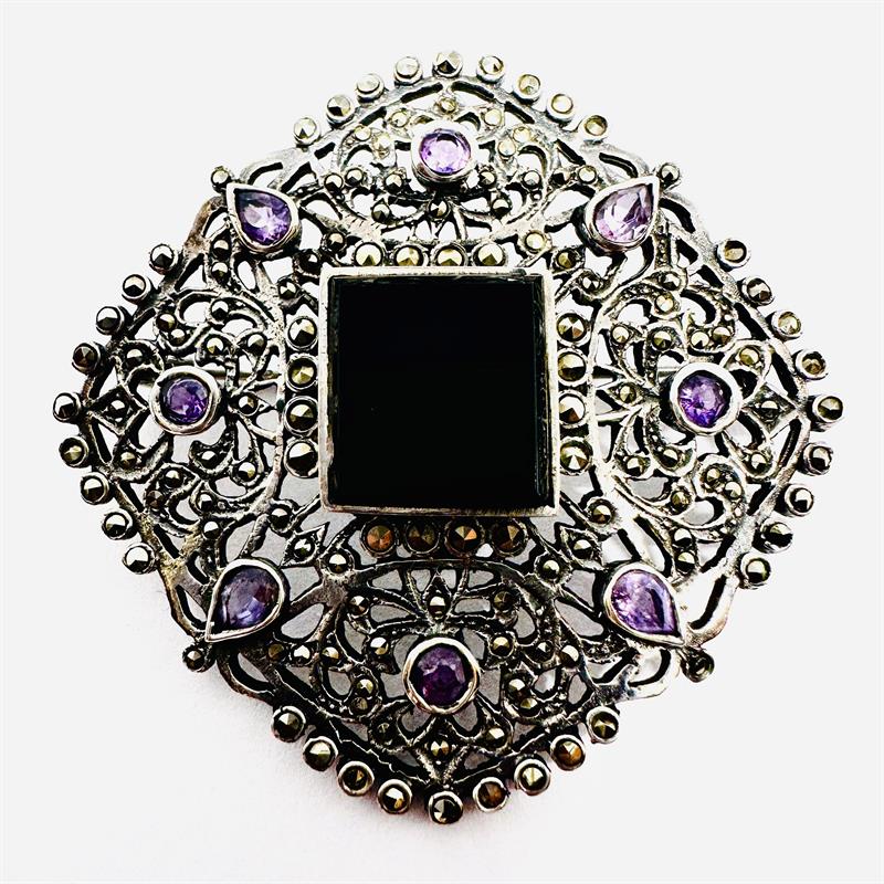 Zdobná stříbrná brož s ametysty a onyxem