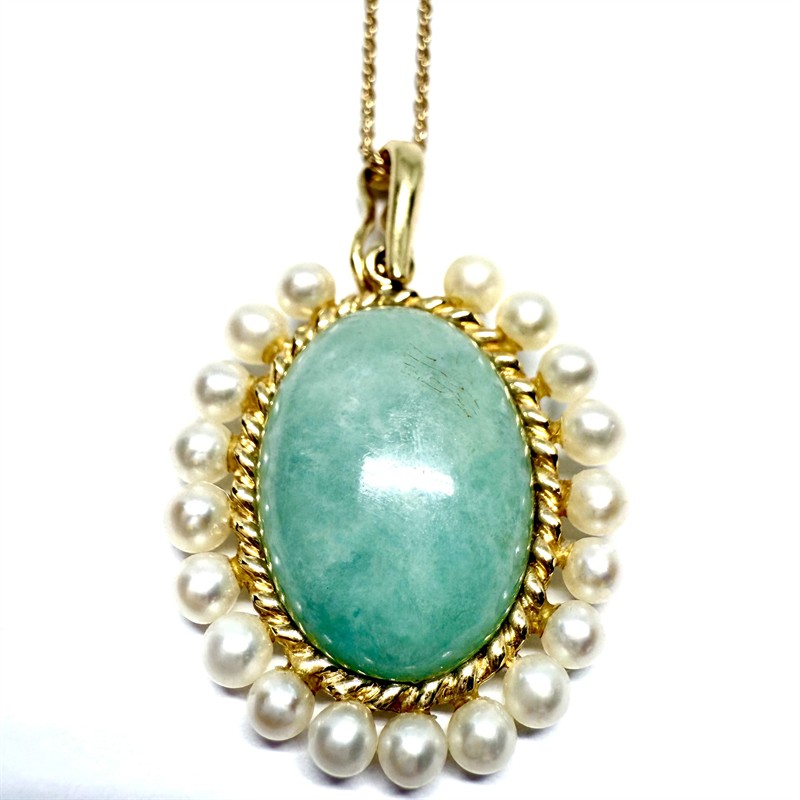 Větší zlatý závěs zdobený jadeitem a perlami