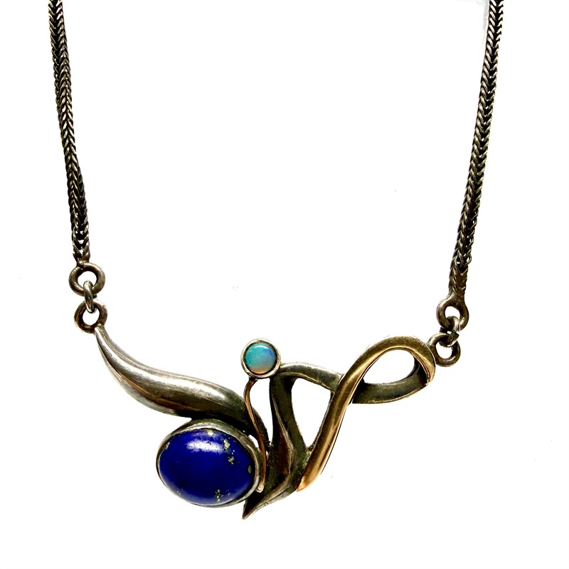 Originální stříbrný náhrdelník s opálem, lápisem a zlatem