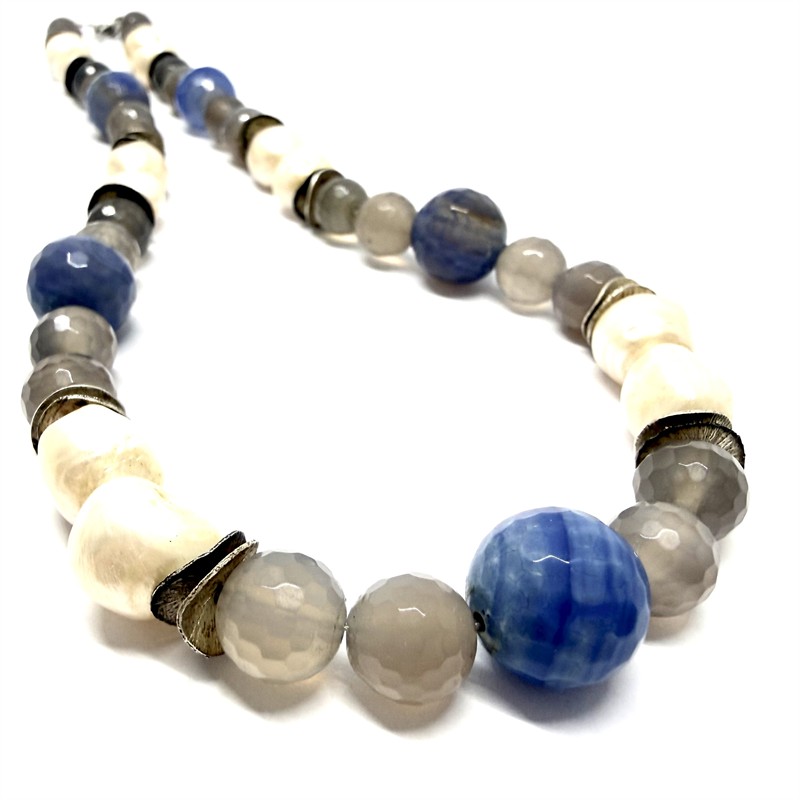 Originální náhrdelník s chalcedony a perlami