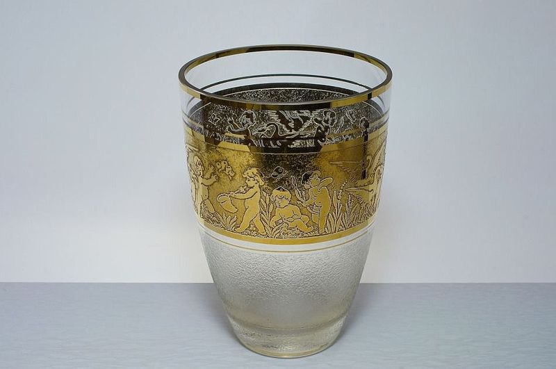 Putti v zahradách - váza s oroplastikou