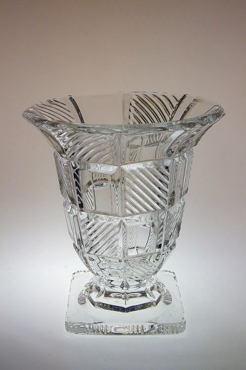 Kubistická váza z čirého skla na patce, značená