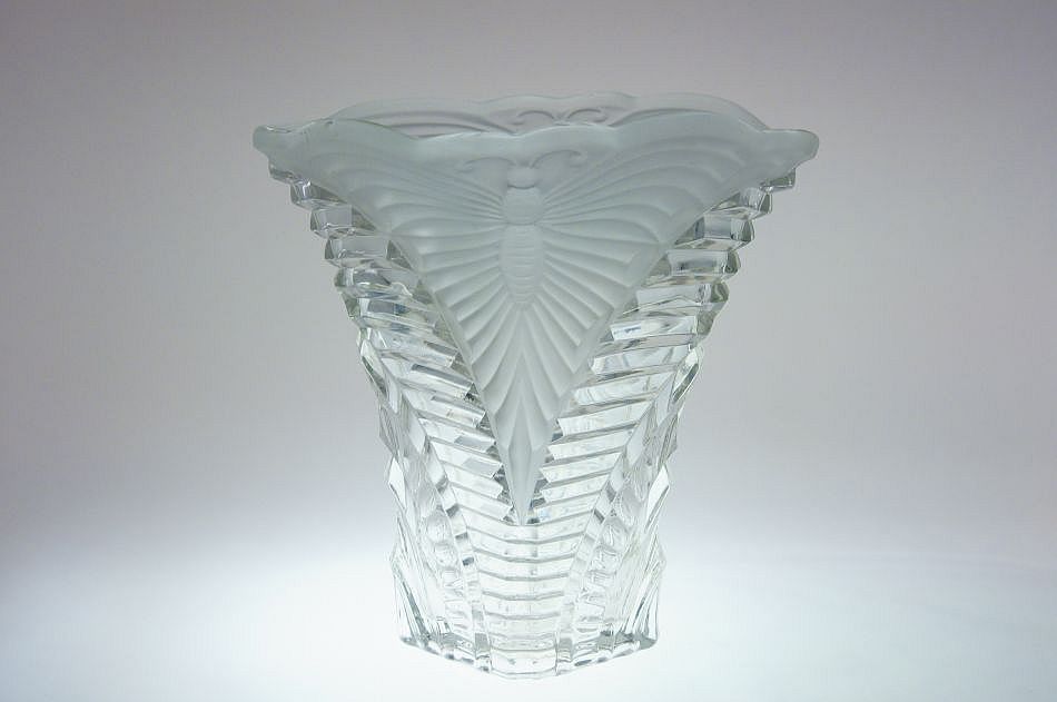 ART - DECO váza s matovaným ornamentem MOTÝL