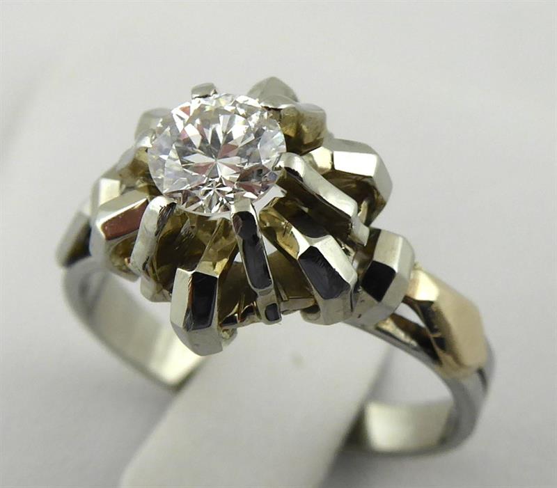 Moderní designový zlatý prsten s diamantem 0,50 ct