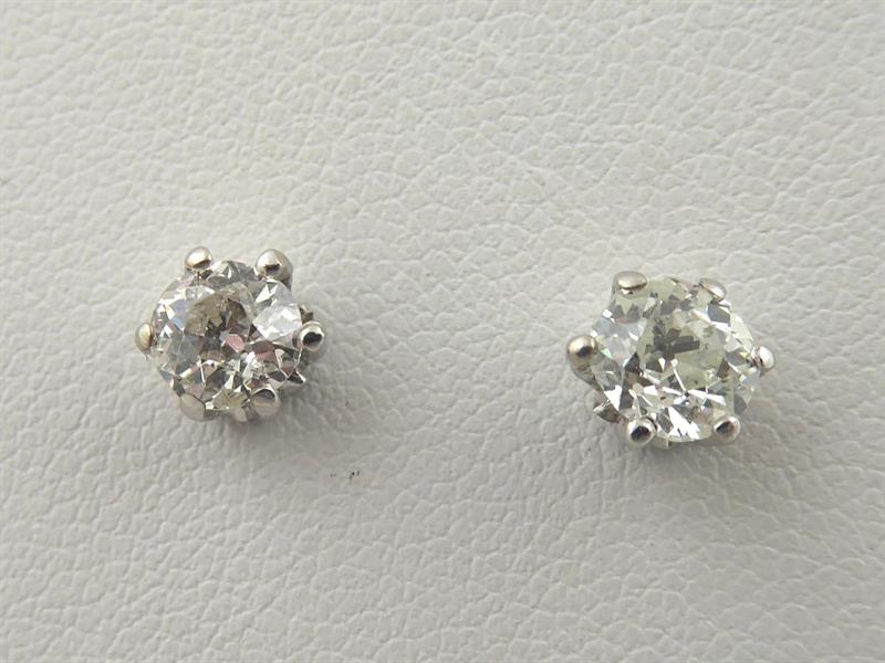 Elegantní zlaté náušnice s diamanty - 0,85 ct