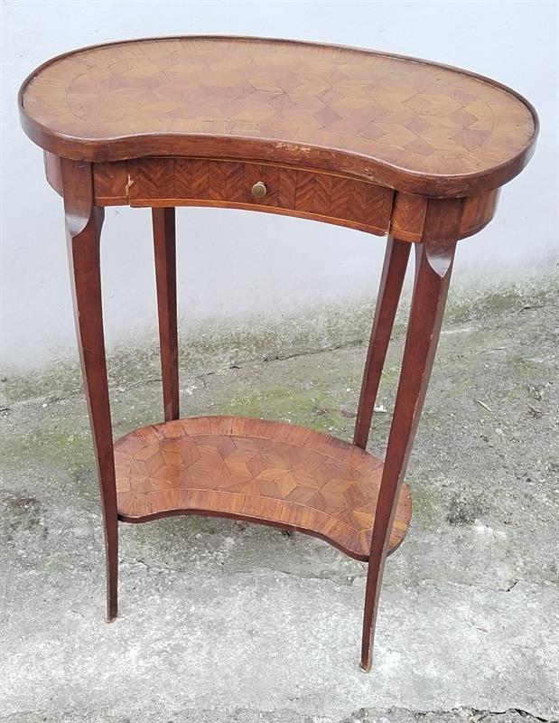 Bohatě intarzovaný stolek