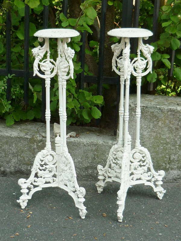 Secesní párové litinové stojany na květníky