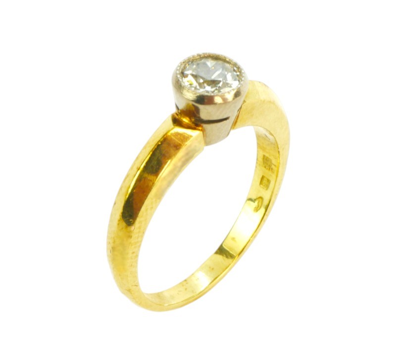 Zlatý prsten s diamantem