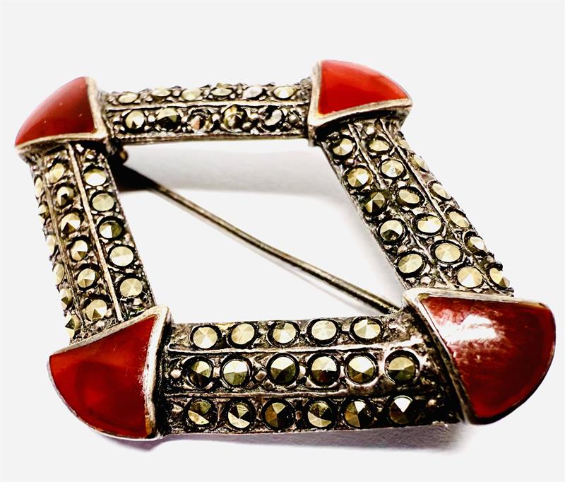 Stříbrná Art deco brož s karneoly a markazity