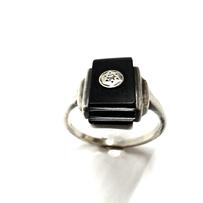 Stříbrný Art deco prsten s onyxem a diamantem