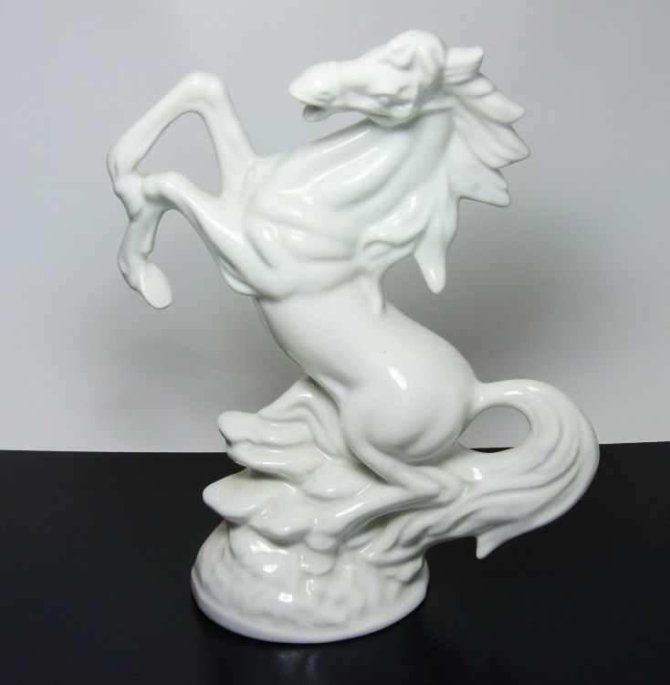 Vzpínající se hřebec - glazovaný porcelán, nesign.