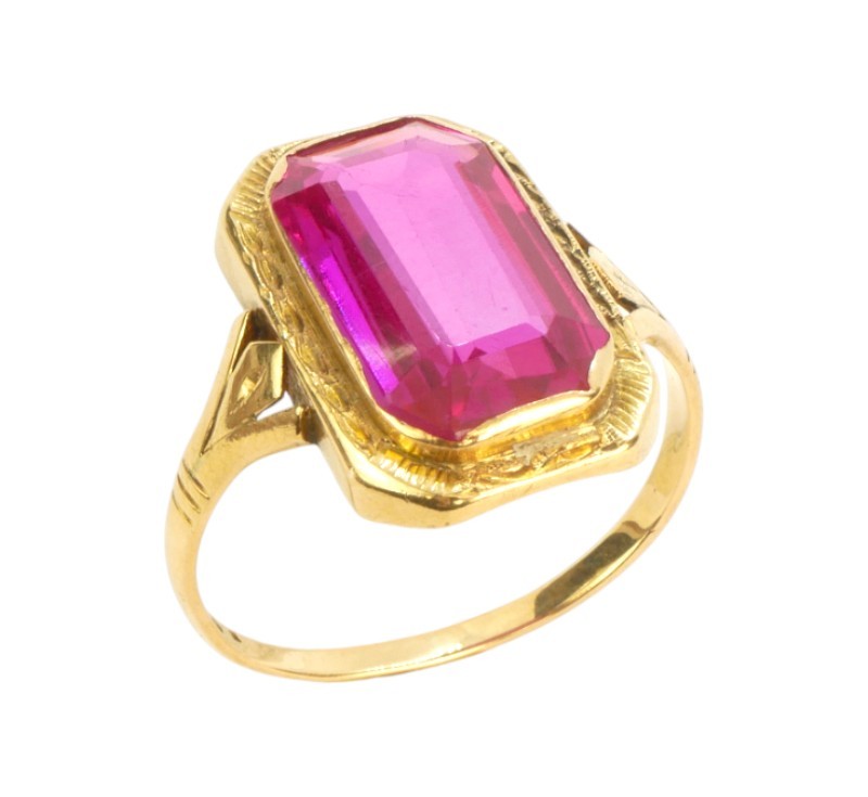 Zlatý prsten s rubínem