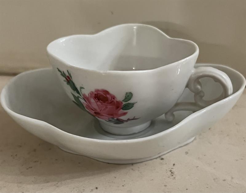 Míšenský šálek  s malovanymi růžemi