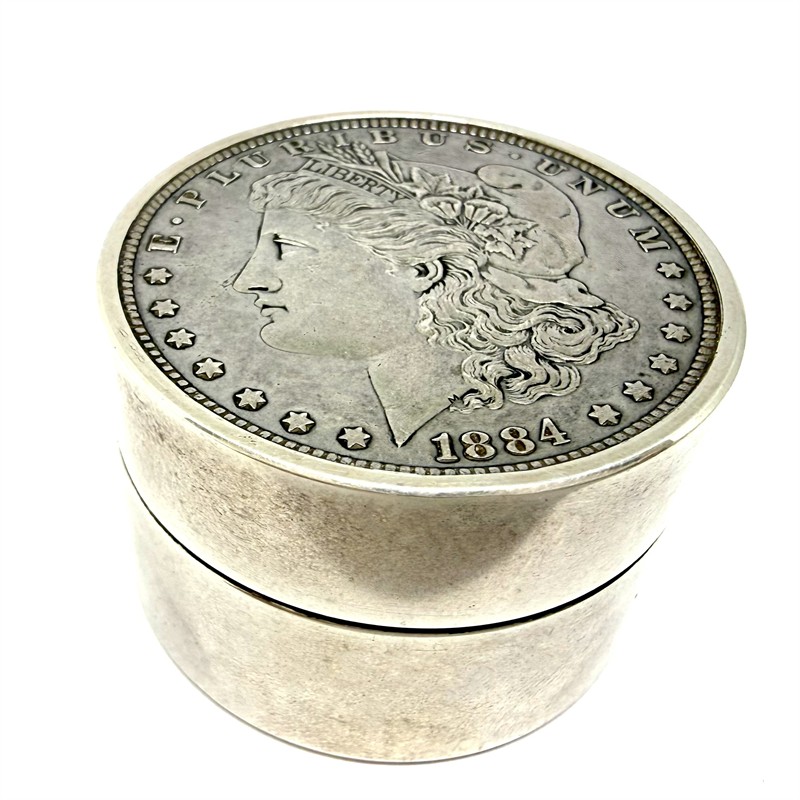 Stříbrný box (lékovka) Tiffany & Co. s Morgan dolarem