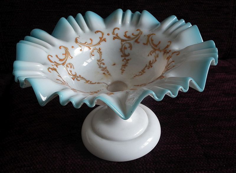 Mísa z bílého skla.