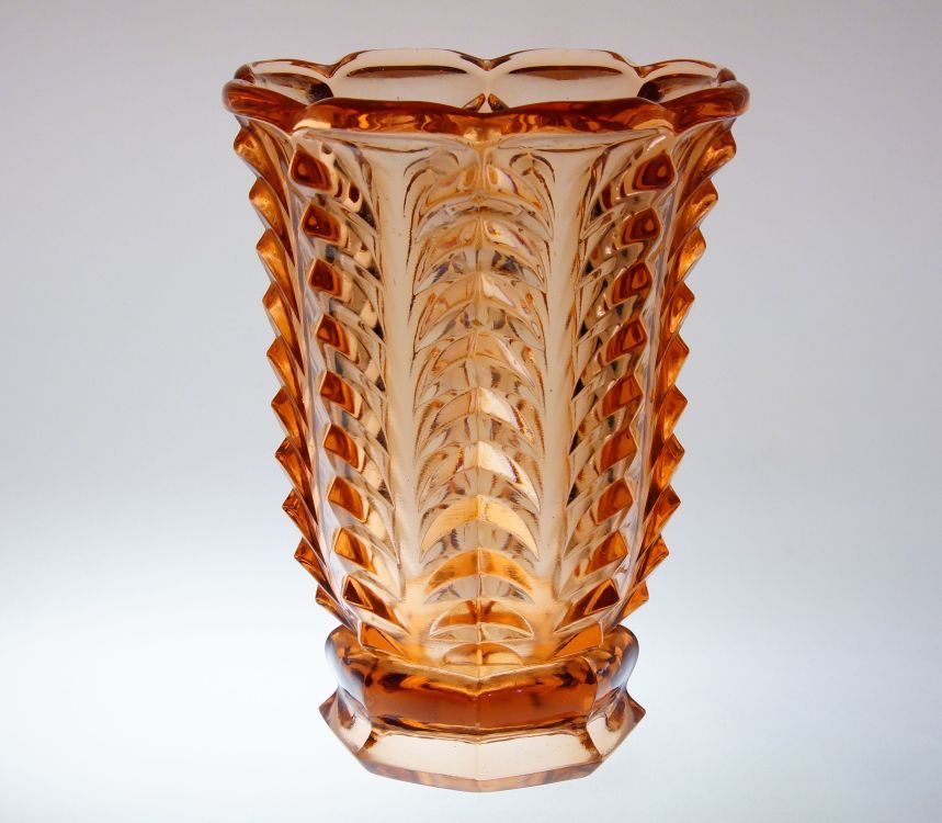 Kubistická váza z rosalinového skla, R. SCHRÖTER sklárna INWALD