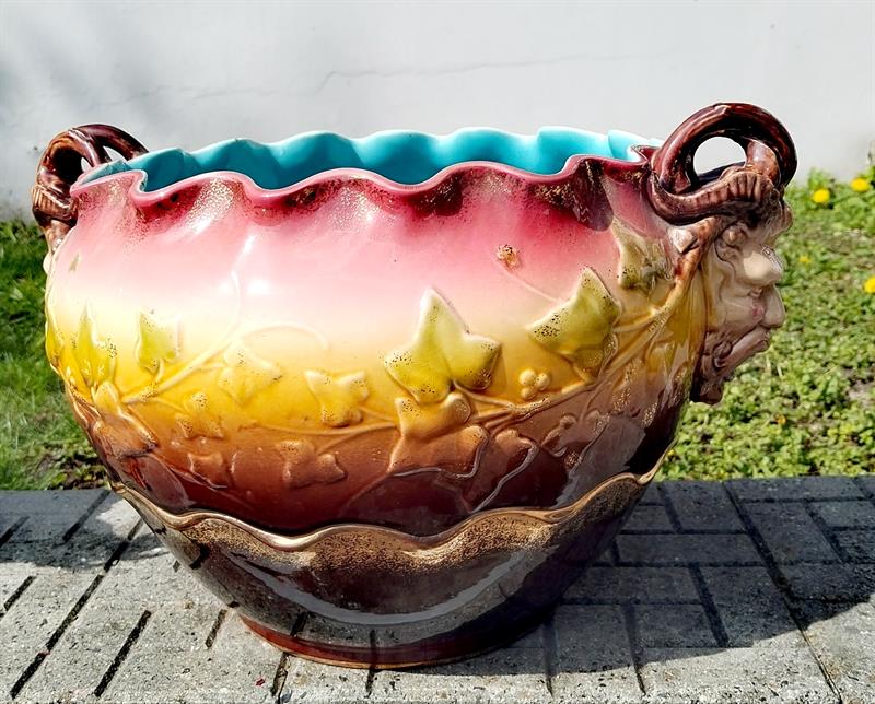 Majolikový květník