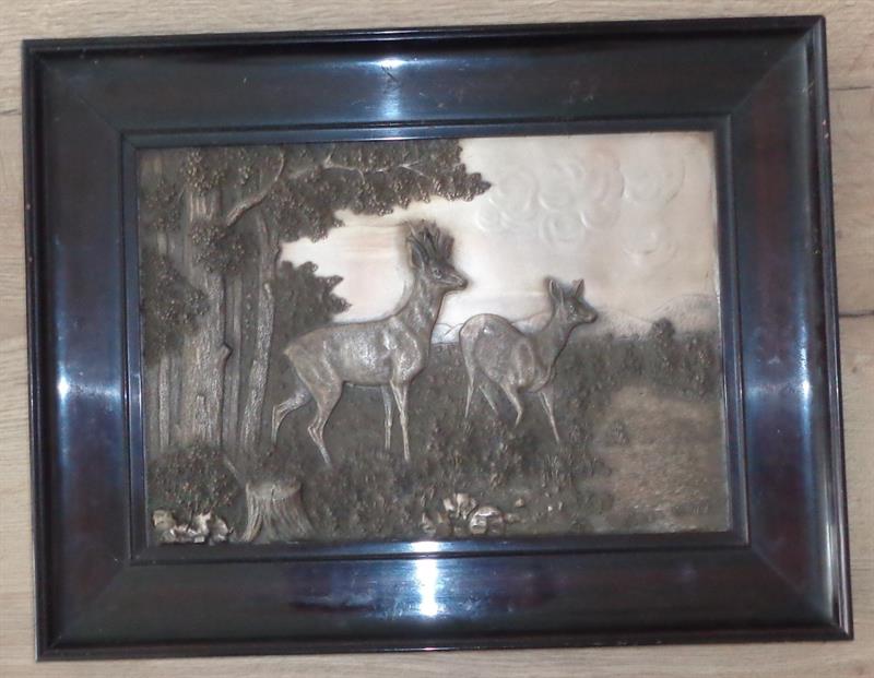 Kovový reliéf se srnkami v rámu