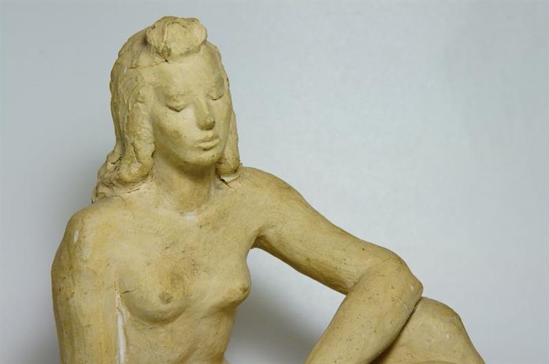 SEDÍCÍ NAHÁ DÍVKA - akt, autorská keramika Jan URBAN