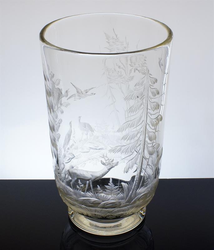 Masivní váza stojící na patce bohatě rytá loveckými motivy